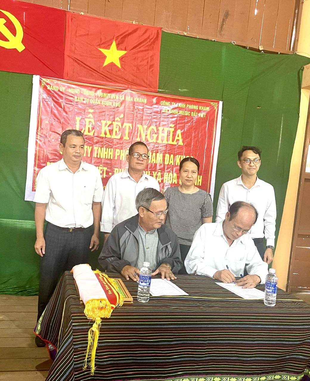 Tin về Lễ kết nghĩa giữa Công ty TNHH phòng khám đa khoa Medic Đất Việt với Ban tự quản Buôn Kbu, xã Hòa Khánh, TP. Buôn Ma Thuột